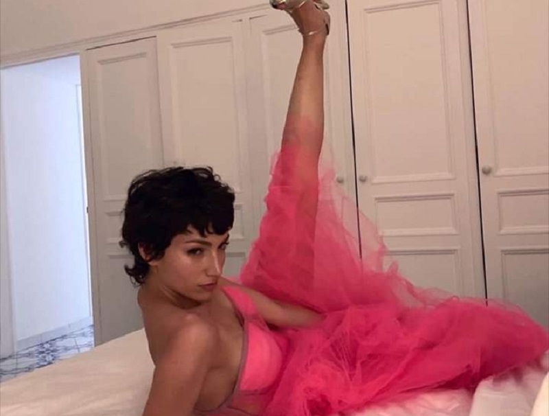 Ursula Corbero attrice de La Casa di Carta indossa NINFE un abito disegnato da Mario Costantino Triolo